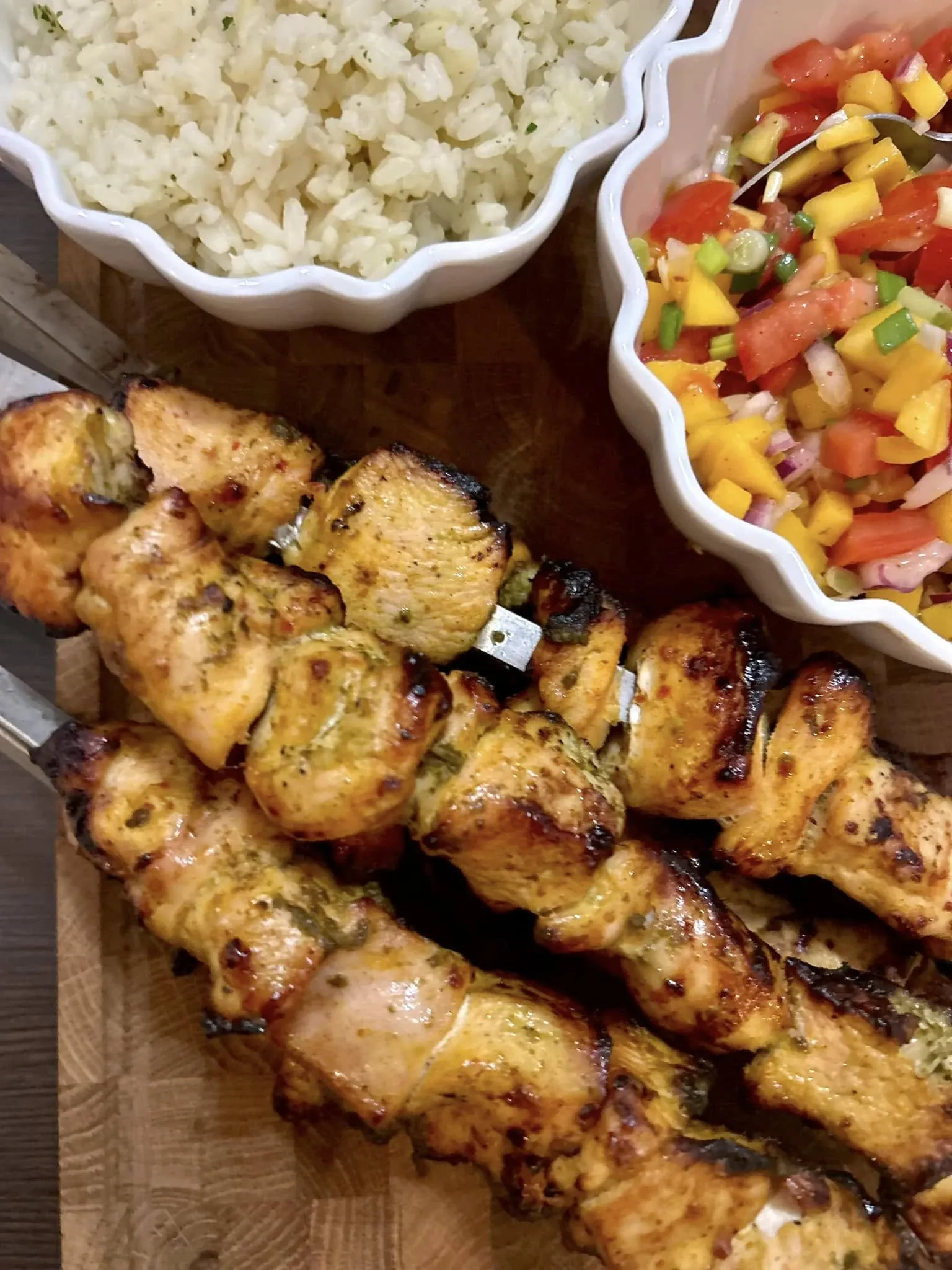 Vištienos šašlykai, kamado tipo grilyje, ant rotisserie iešmo