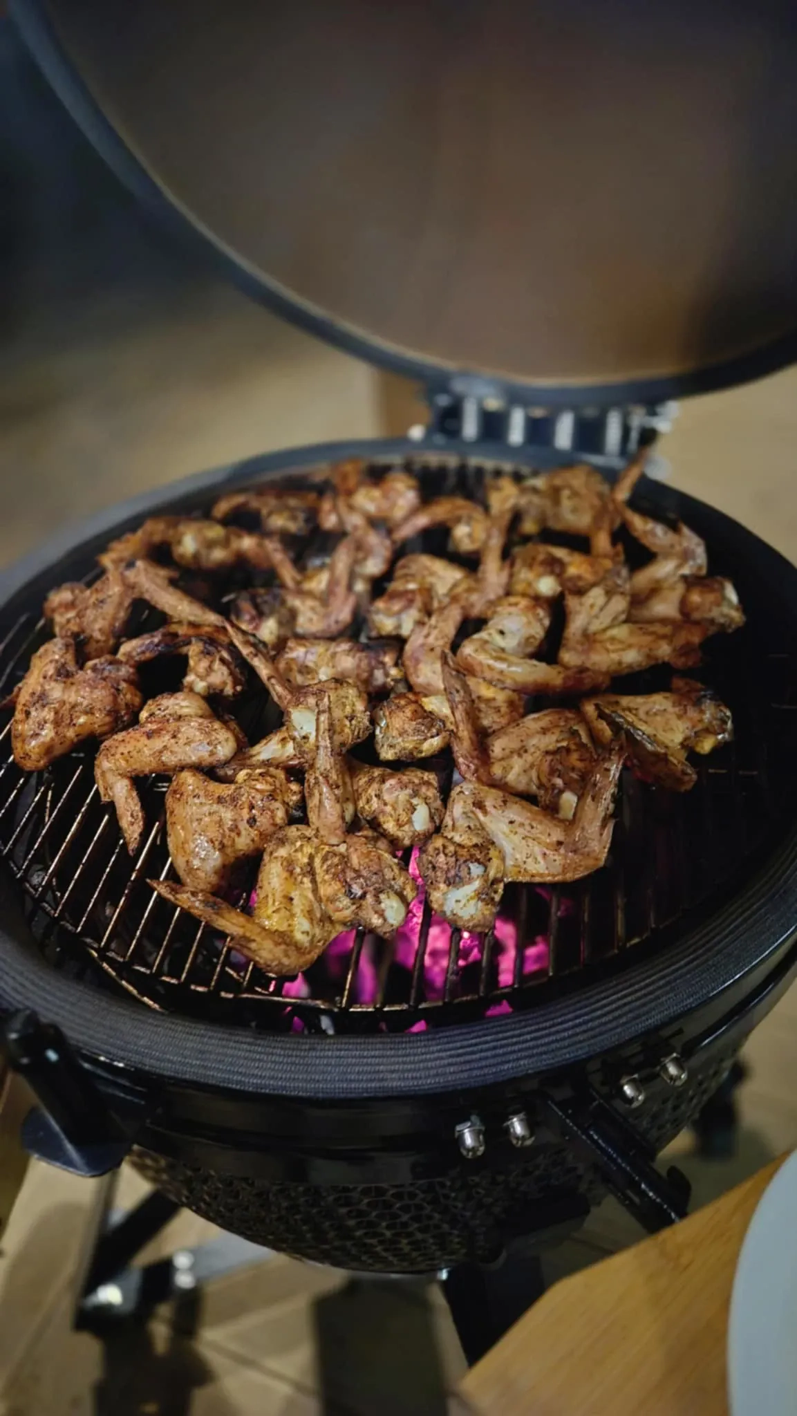 Kepti vištienos sparneliai, kamado tipo grilyje