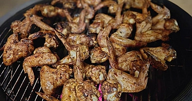 Kepti vištienos sparneliai, kamado tipo grilyje