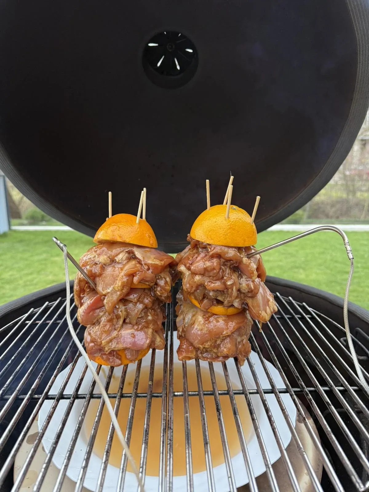 Naminiai kebabai su vištiena, ilgai kepta kamado tipo grilyje