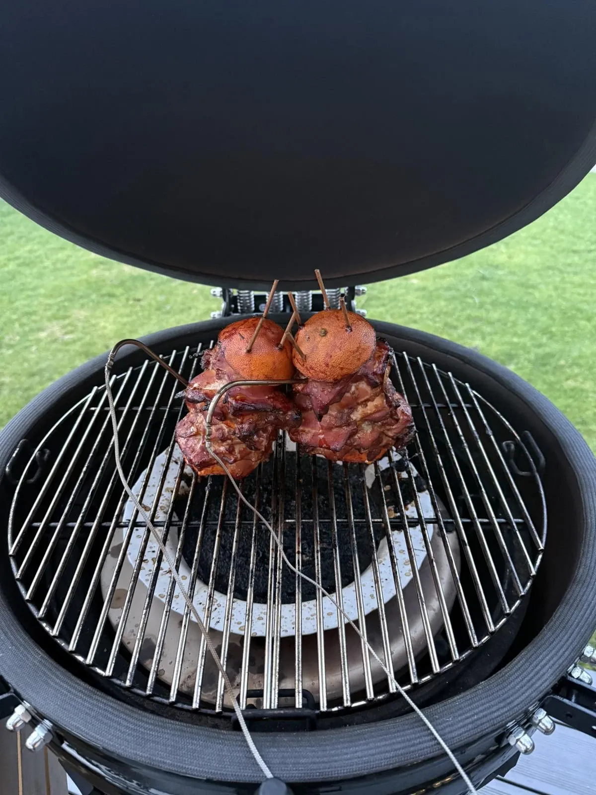 Naminiai kebabai su vištiena, ilgai kepta kamado tipo grilyje