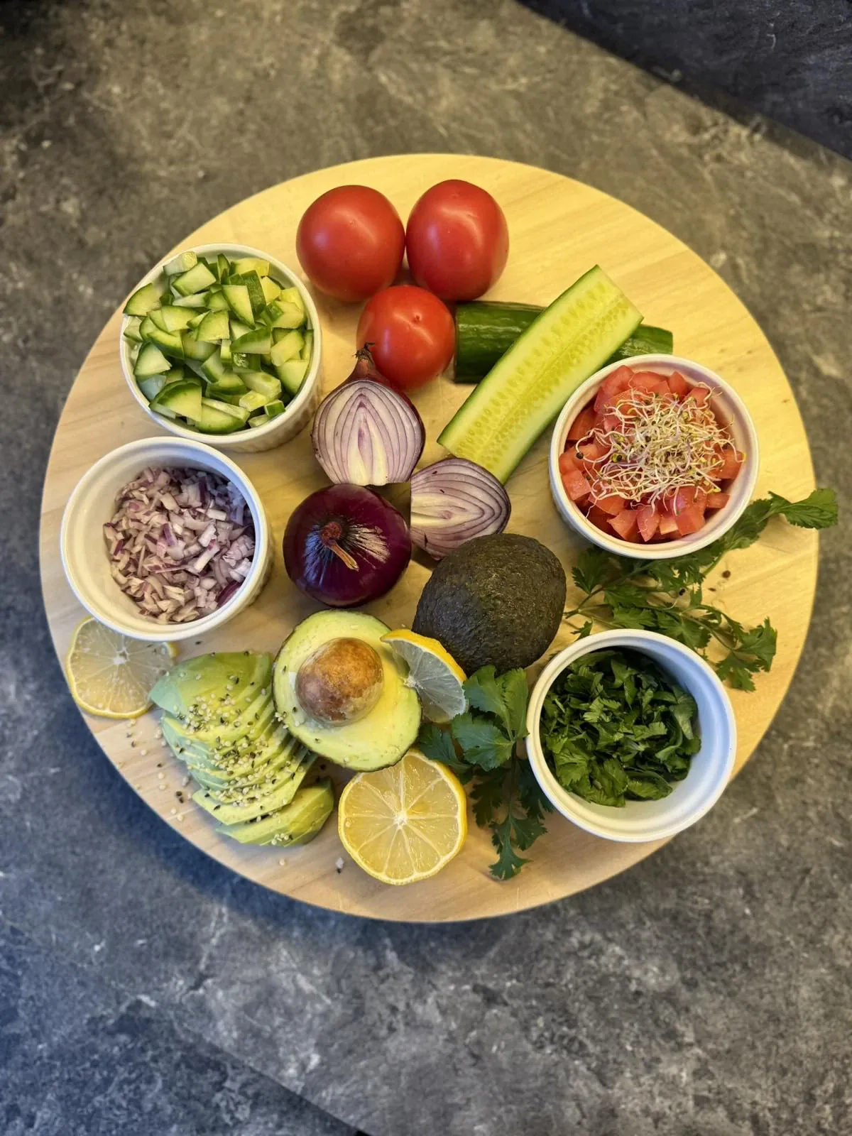 Naminiai kebabai su vištiena, ilgai kepta kamado tipo grilyje