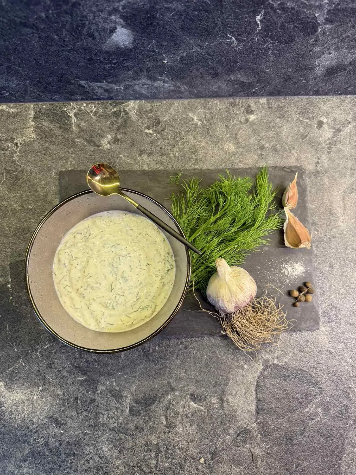 Naminiai kebabai su vištiena, ilgai kepta kamado tipo grilyje