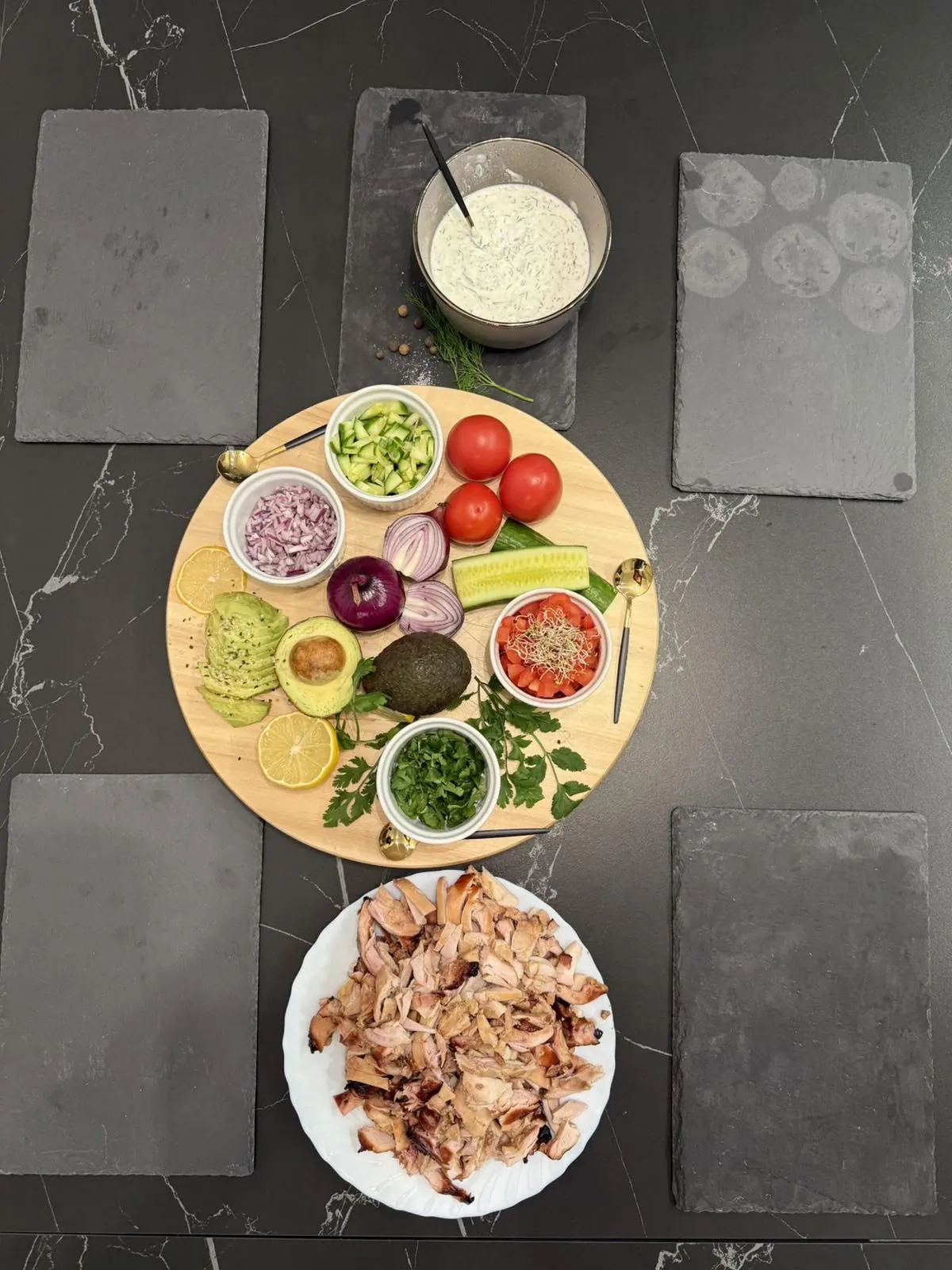 Naminiai kebabai su vištiena, ilgai kepta kamado tipo grilyje