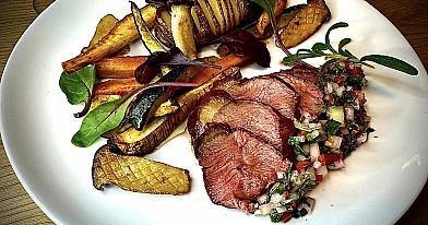 Picanha steak ant grilio su chimichurri padažu ir traškiomis bulvėmis