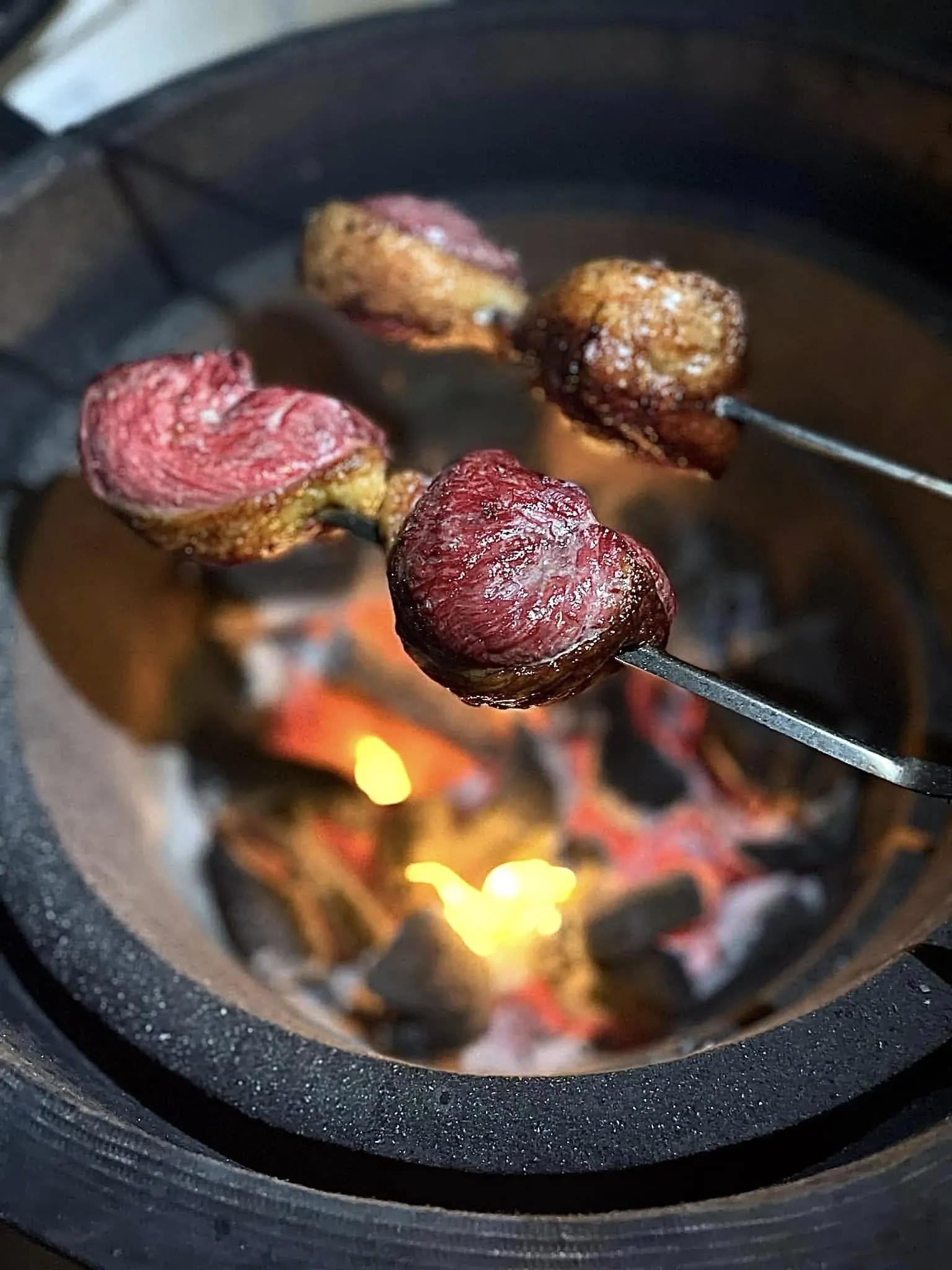 Picanha steak ant grilio su chimichurri padažu ir traškiomis bulvėmis