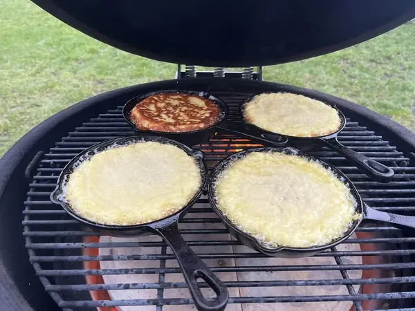 Bulviniai blynai su mėsa, kepti kamado grilio kepsninėje