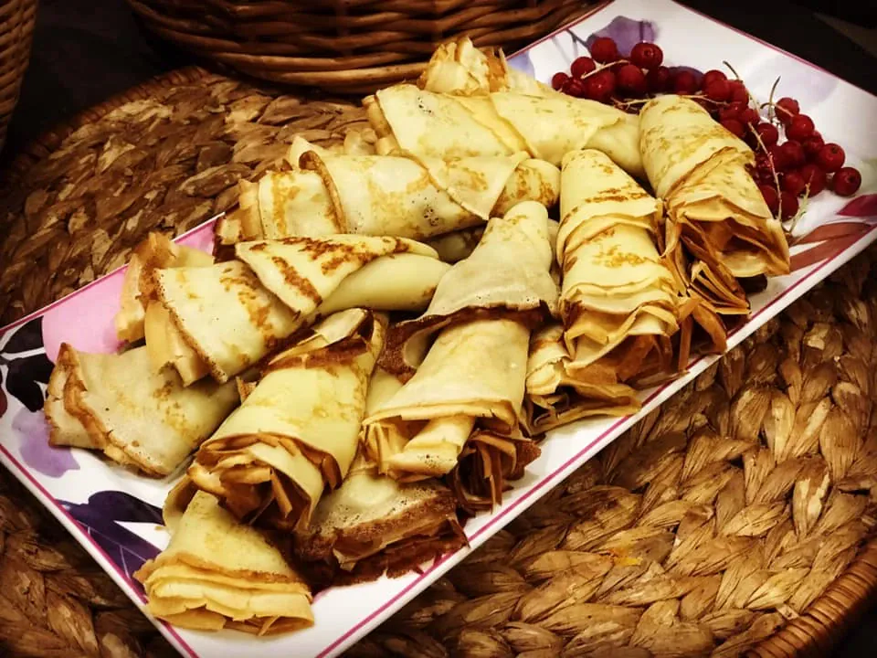 Ploni lietiniai blynai su karštu vandeniu