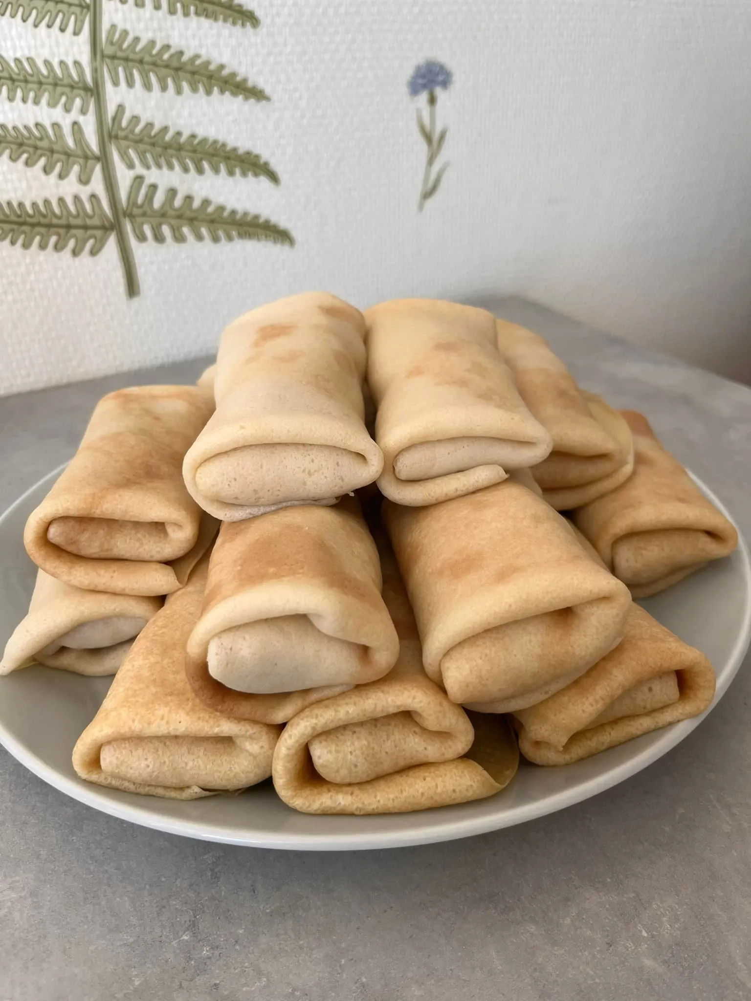 Lietiniai blynai su virta mėsa ir svogūnais