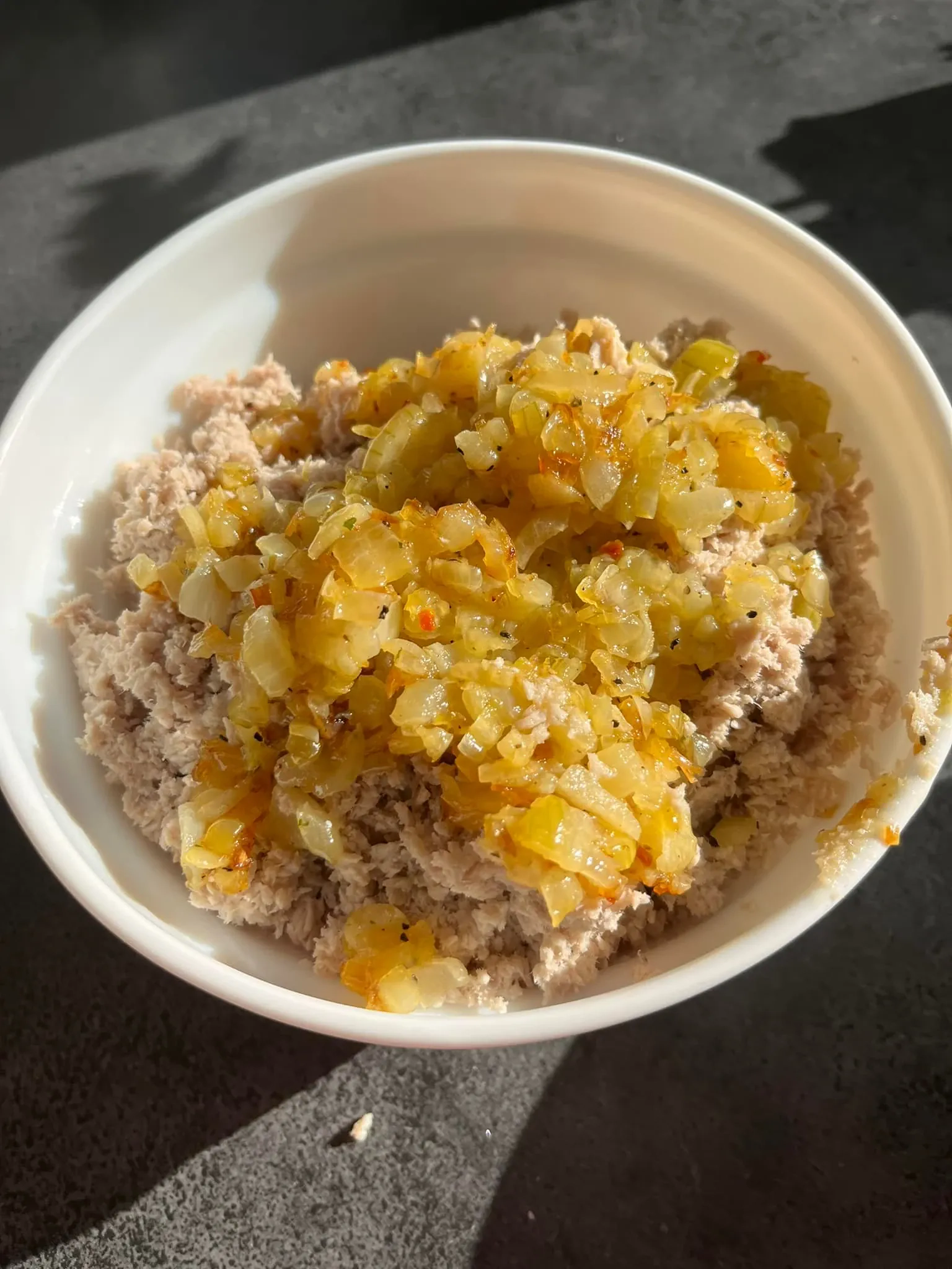 Lietiniai blynai su virta mėsa ir svogūnais