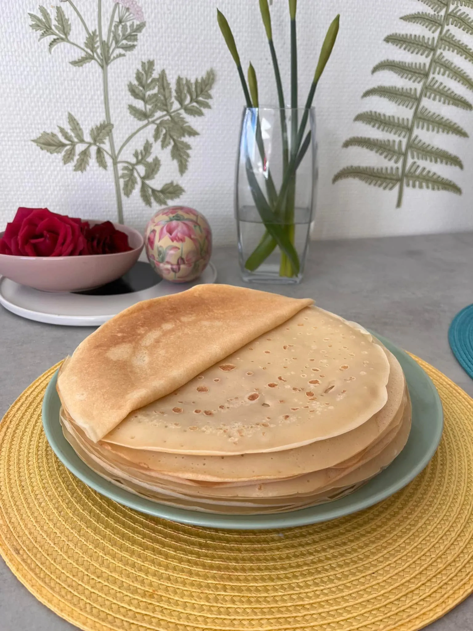 Lietiniai blynai su virta mėsa ir svogūnais