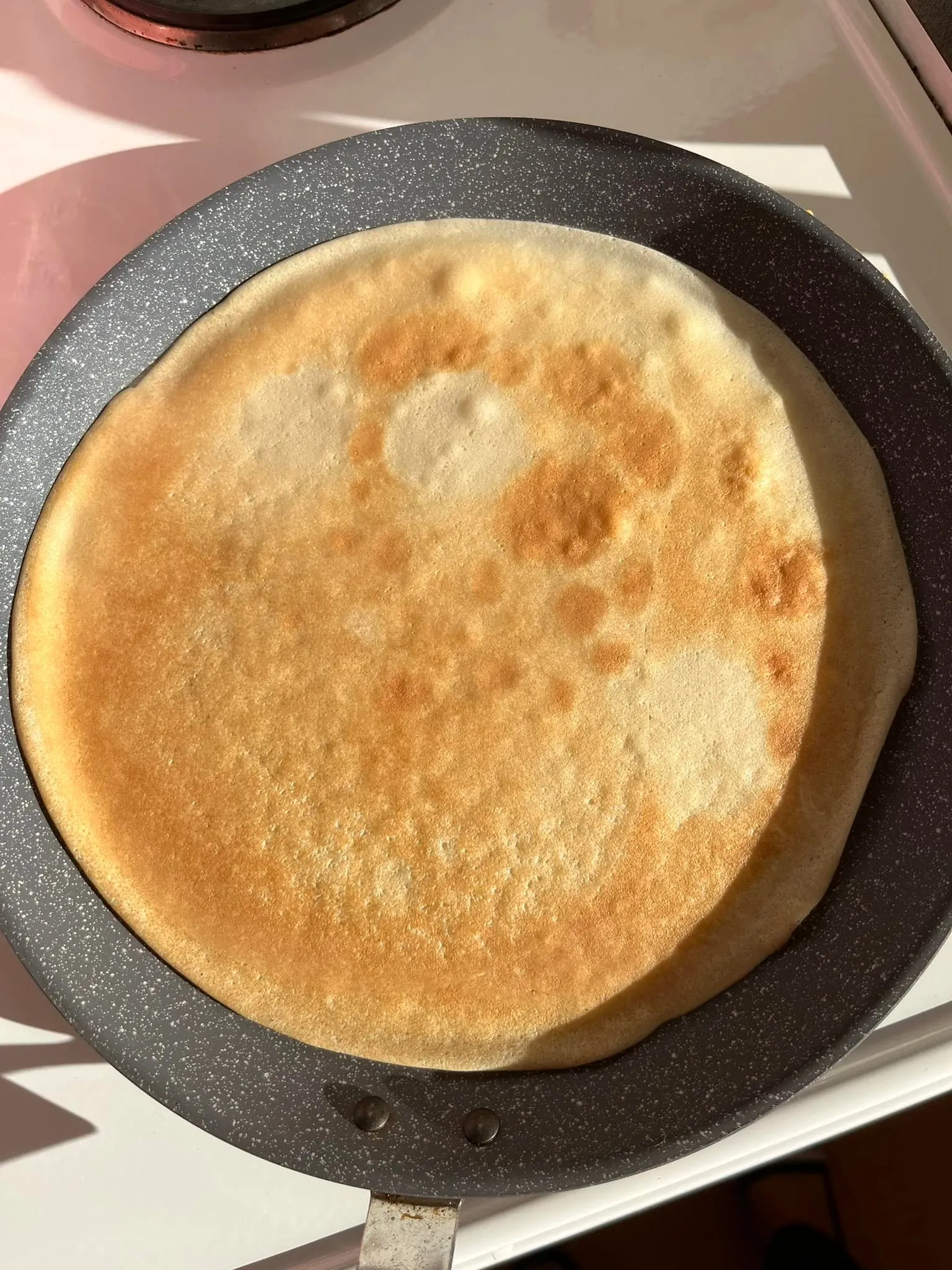 Lietiniai blynai su virta mėsa ir svogūnais