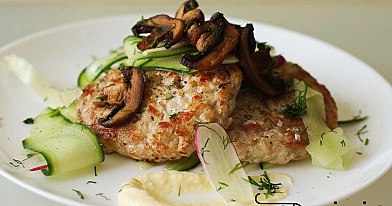 Vištienos arba triušienos maltiniai su pievagrybių traškučiais ir gaiviomis salotomis