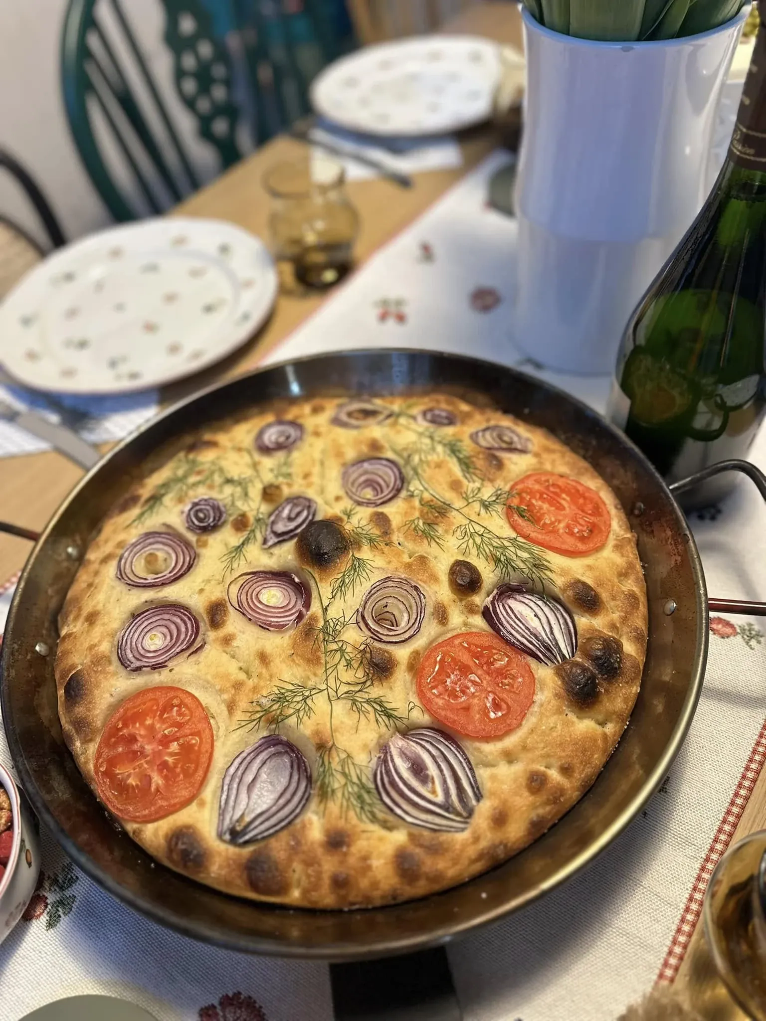 Focaccia duona su pomidorais ir mėlynaisiais svogūnais, kepta keptuvėje
