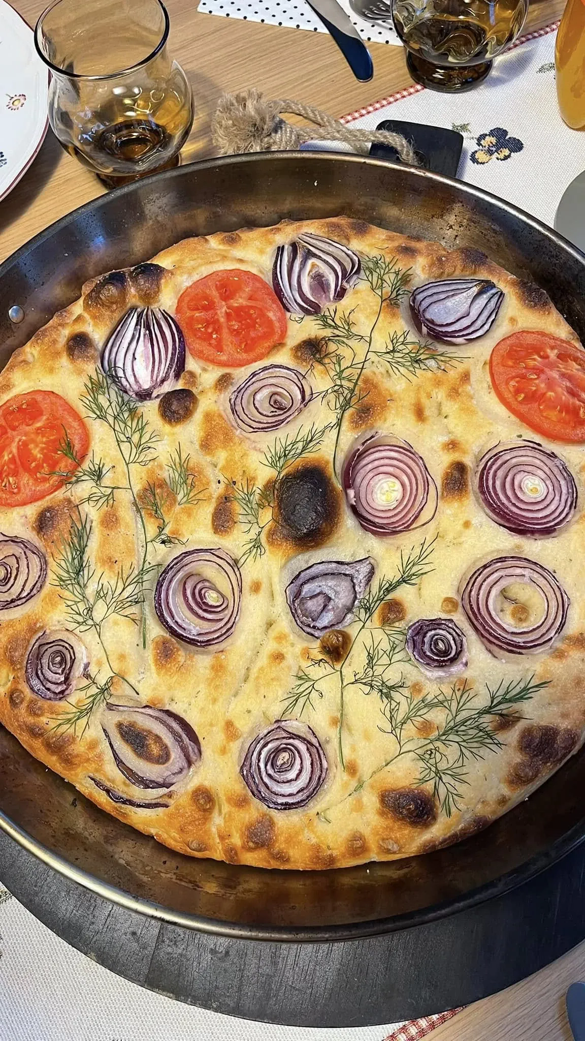 Focaccia duona su pomidorais ir mėlynaisiais svogūnais, kepta keptuvėje