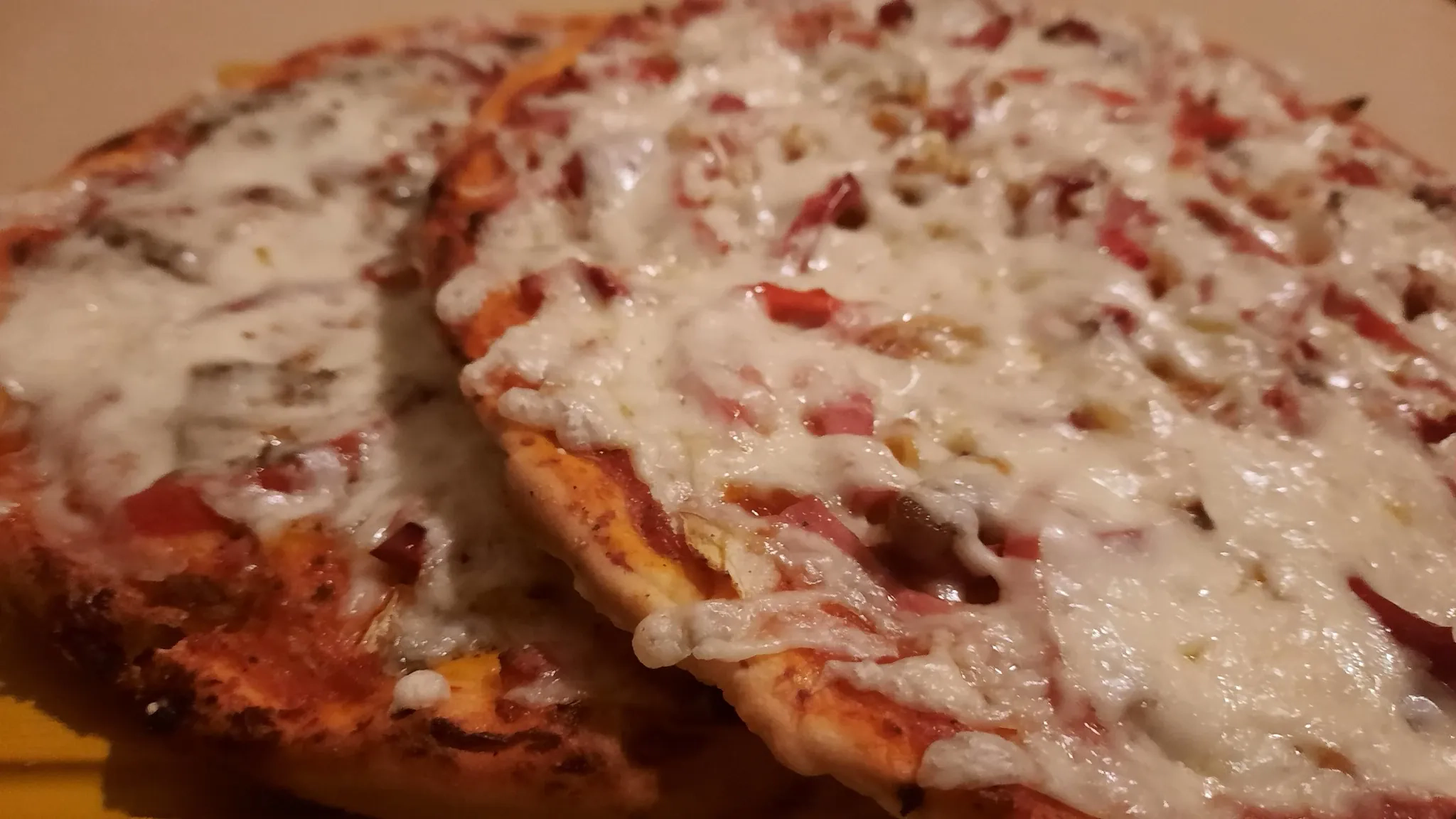 Naminė pica su saliamiu, pomidorų padažu ir sūriu, kepta orkaitėje