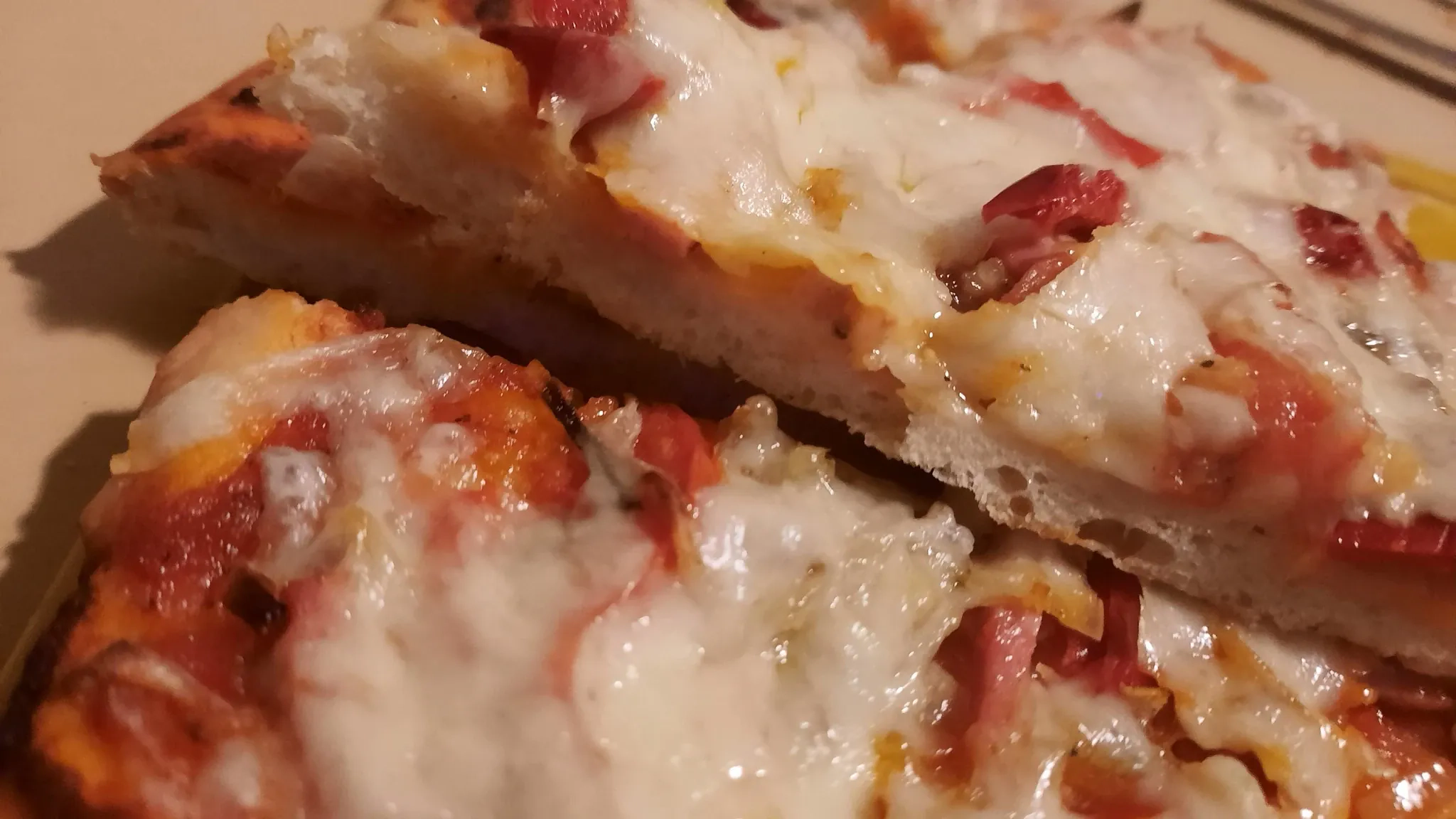 Naminė pica su saliamiu, pomidorų padažu ir sūriu, kepta orkaitėje