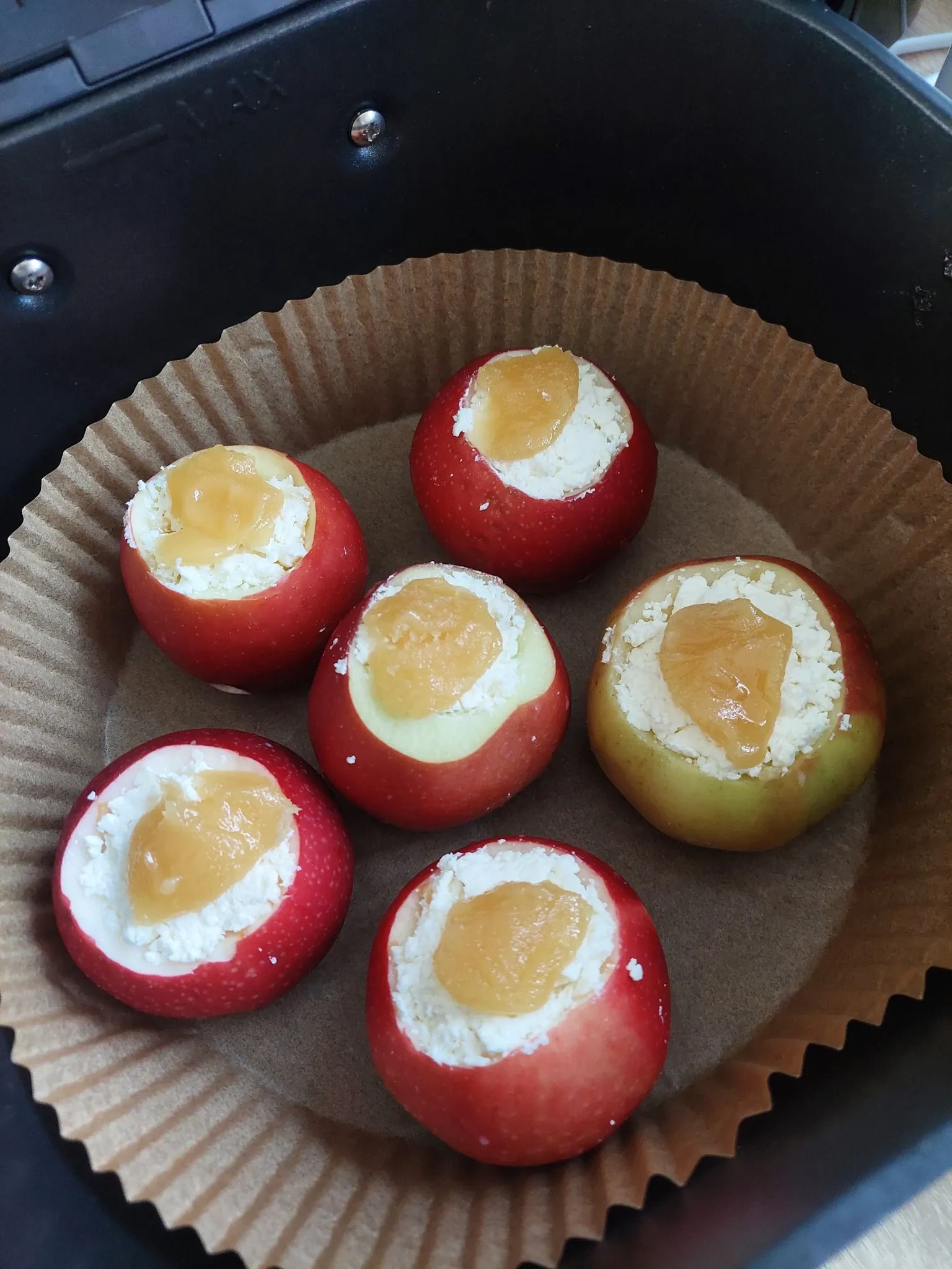 Kepti obuoliai su varške ir medumi, karšto oro gruzdintuvėje