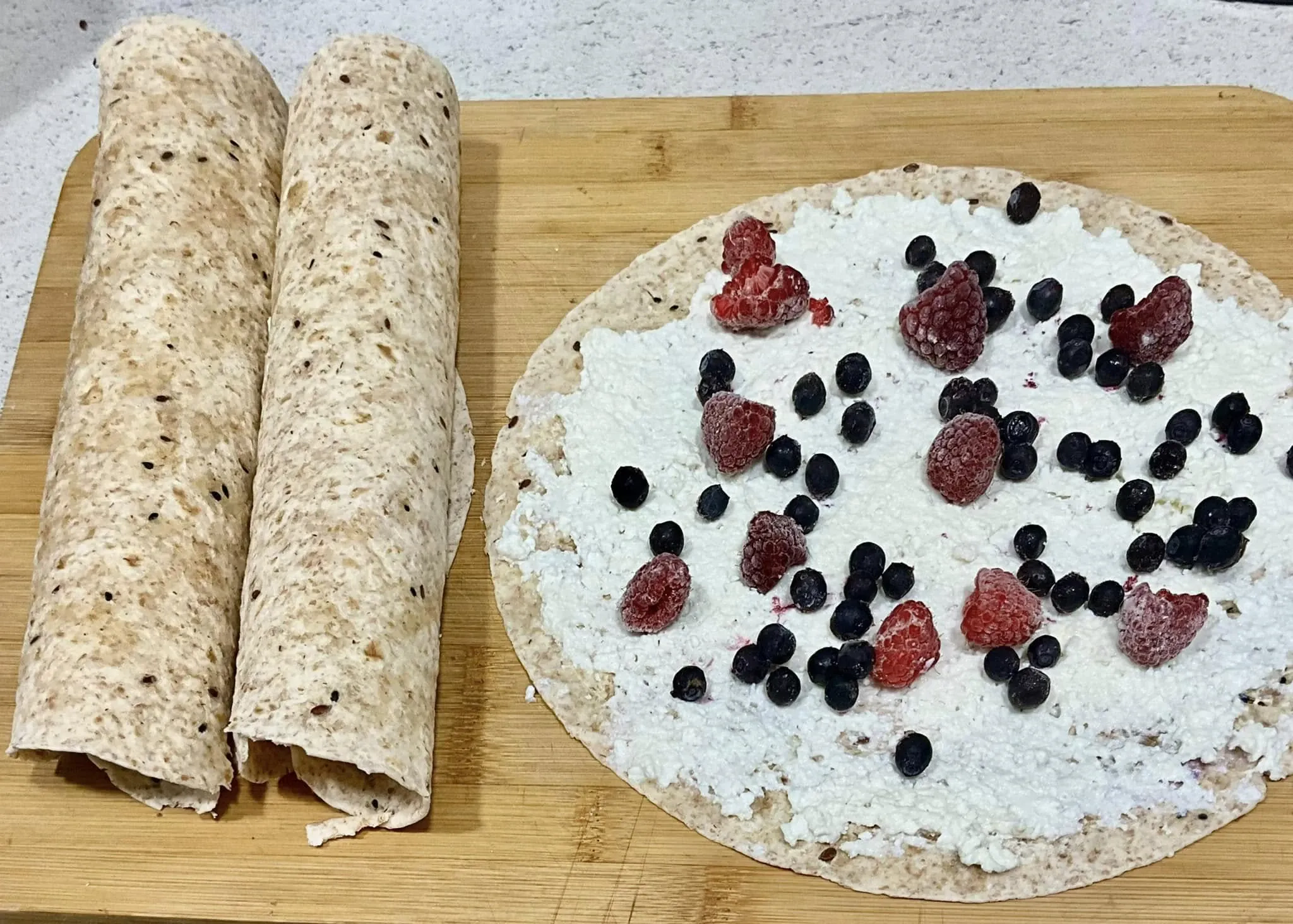 Tortilijos (sėklų) suktinukai su varške ir uogomis, karšto oro gruzdintuvėje