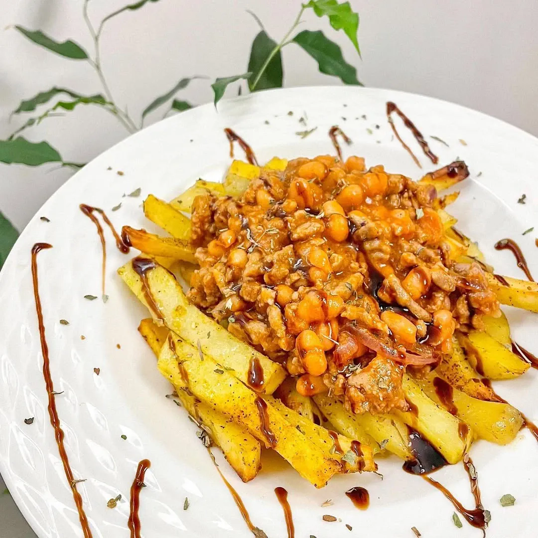 Bulvytės fri su faršu ir pupelėmis pomidorų padaže