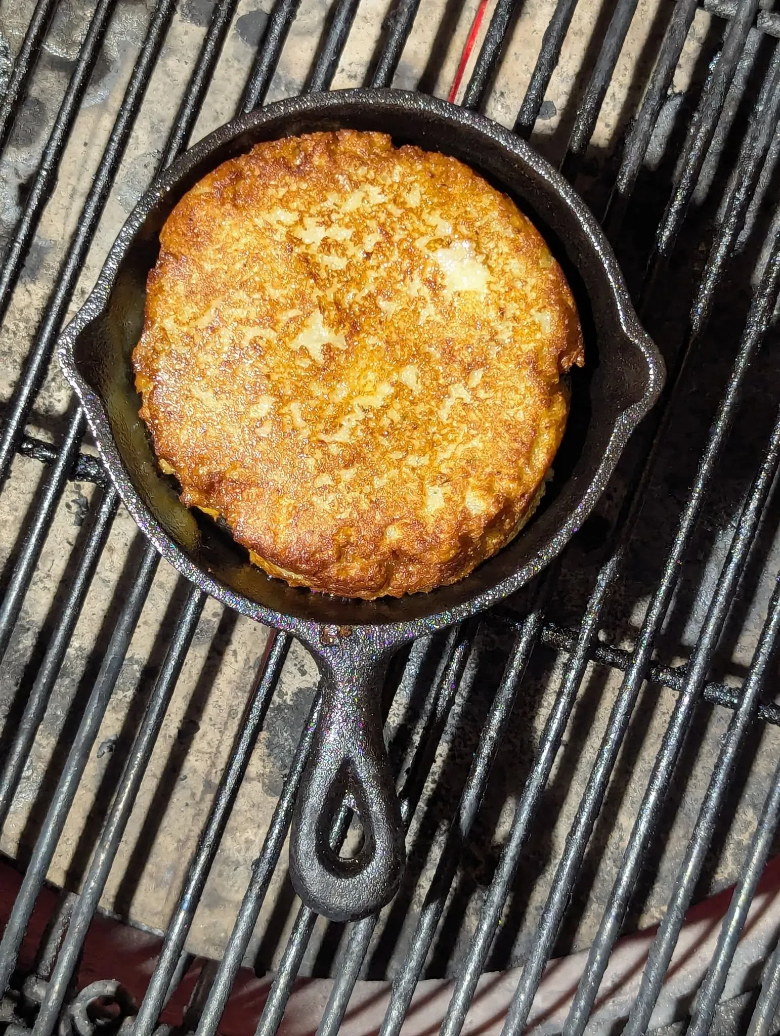 Bulviniai blynai kepti keptuvėlėse - kamado tipo grilyje