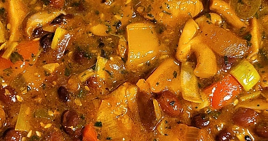 Sotus kalakutienos filė troškinys su shiitake grybais, paprikomis ir pupelėmis