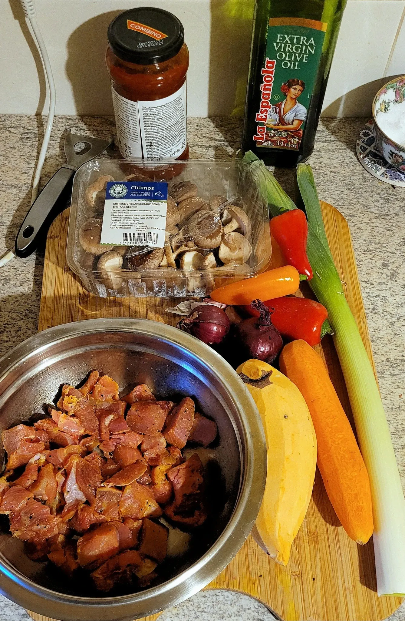 Sotus kalakutienos filė troškinys su shiitake grybais, paprikomis ir pupelėmis