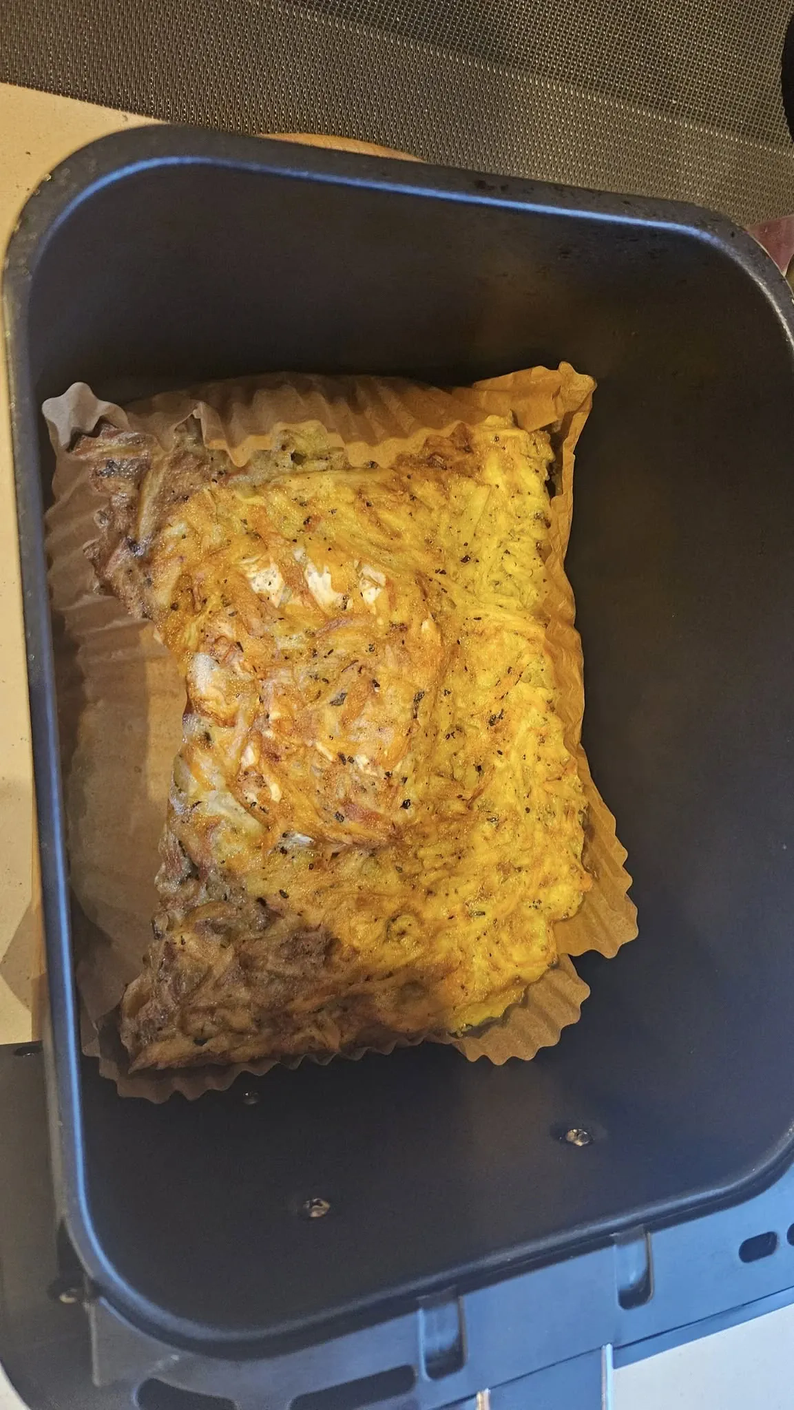 Tarkuotų bulvių plokštainis - kugelis su pelėsiniu sūriu, karšto oro gruzdintuvėje