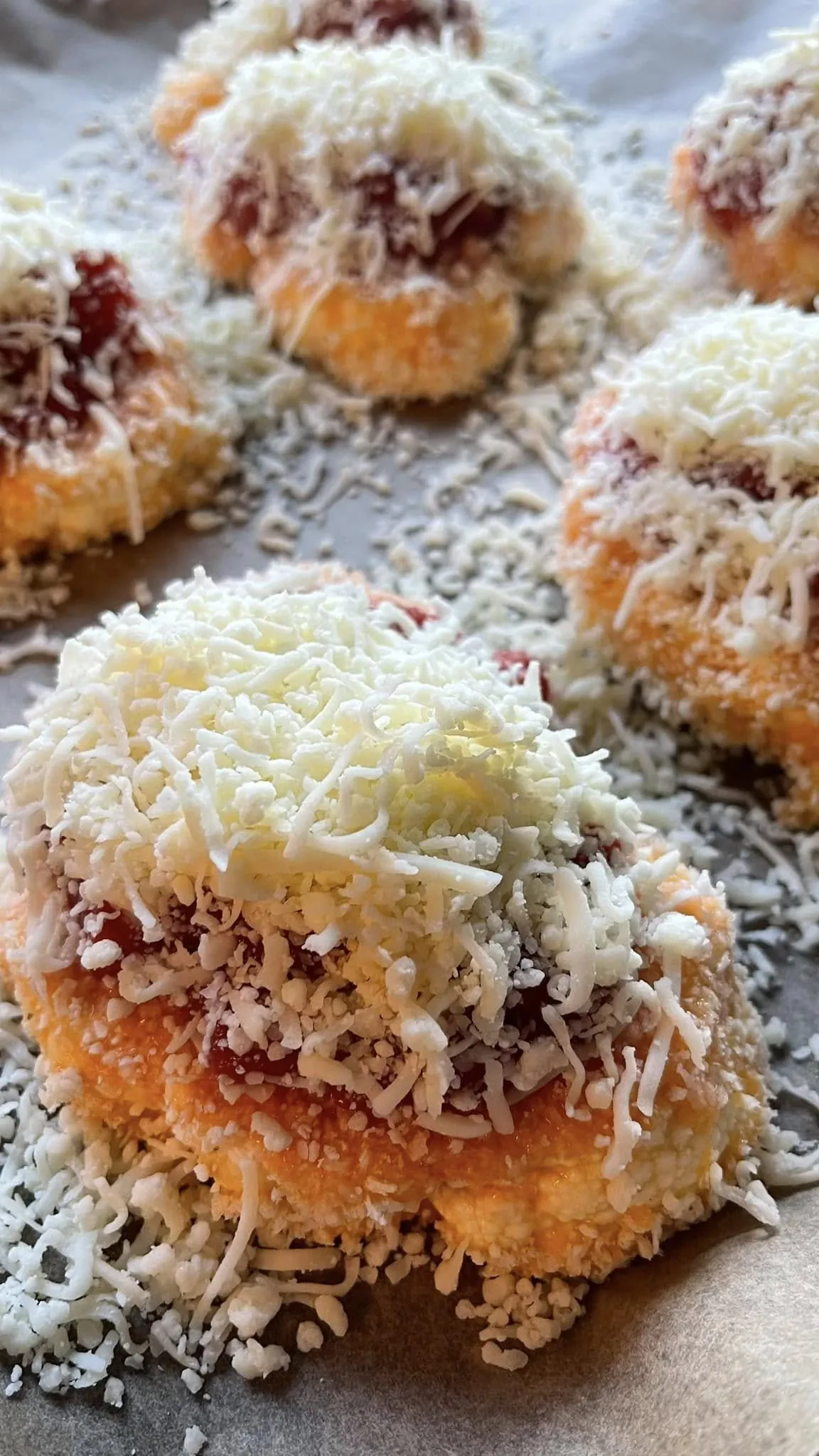 Kepti kalafiorai orkaitėje su pomidorais ir sūriu