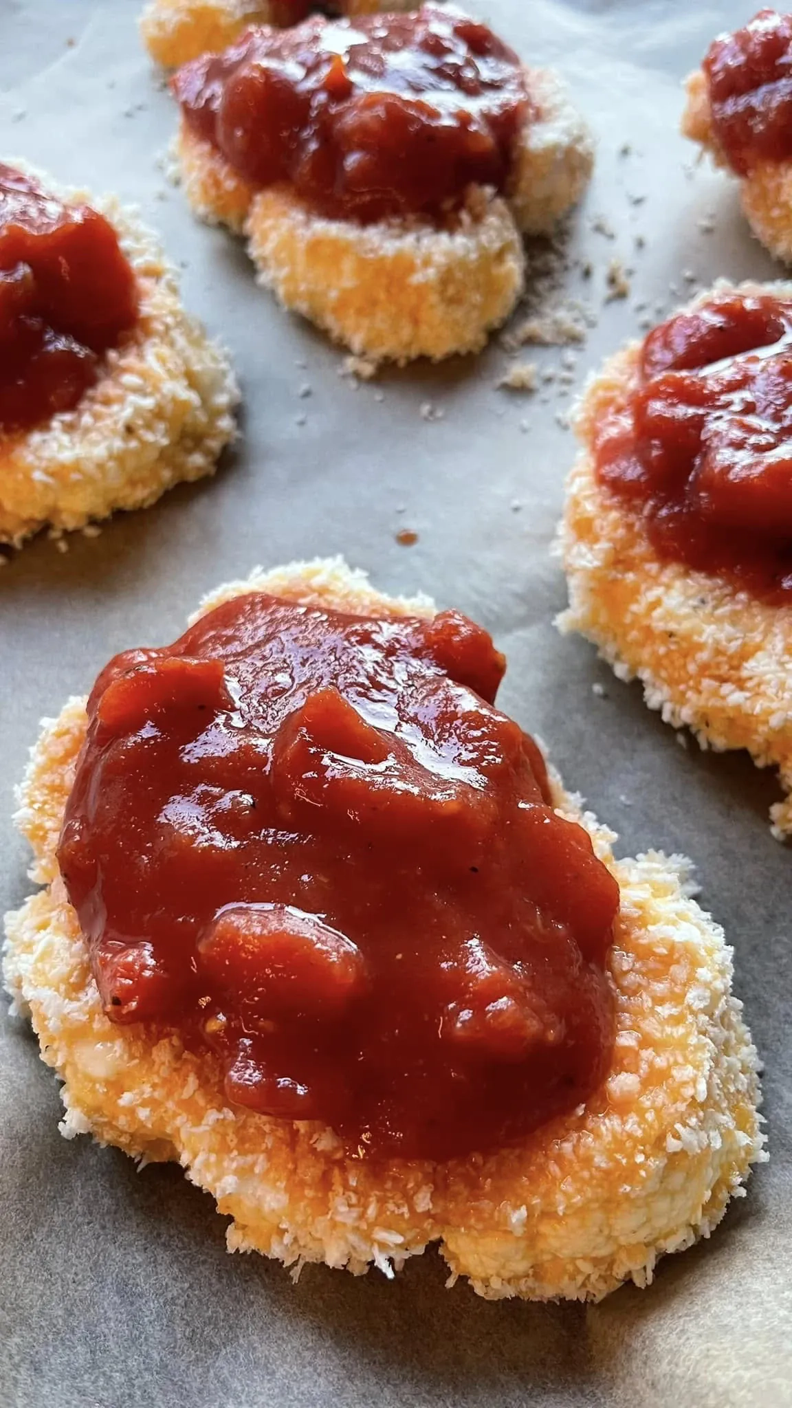 Kepti kalafiorai orkaitėje su pomidorais ir sūriu