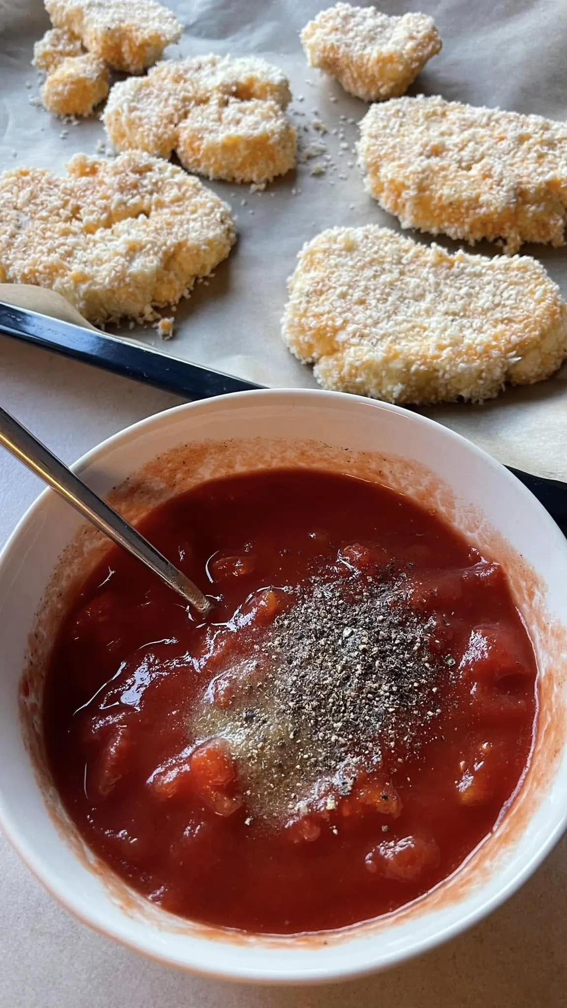 Kepti kalafiorai orkaitėje su pomidorais ir sūriu