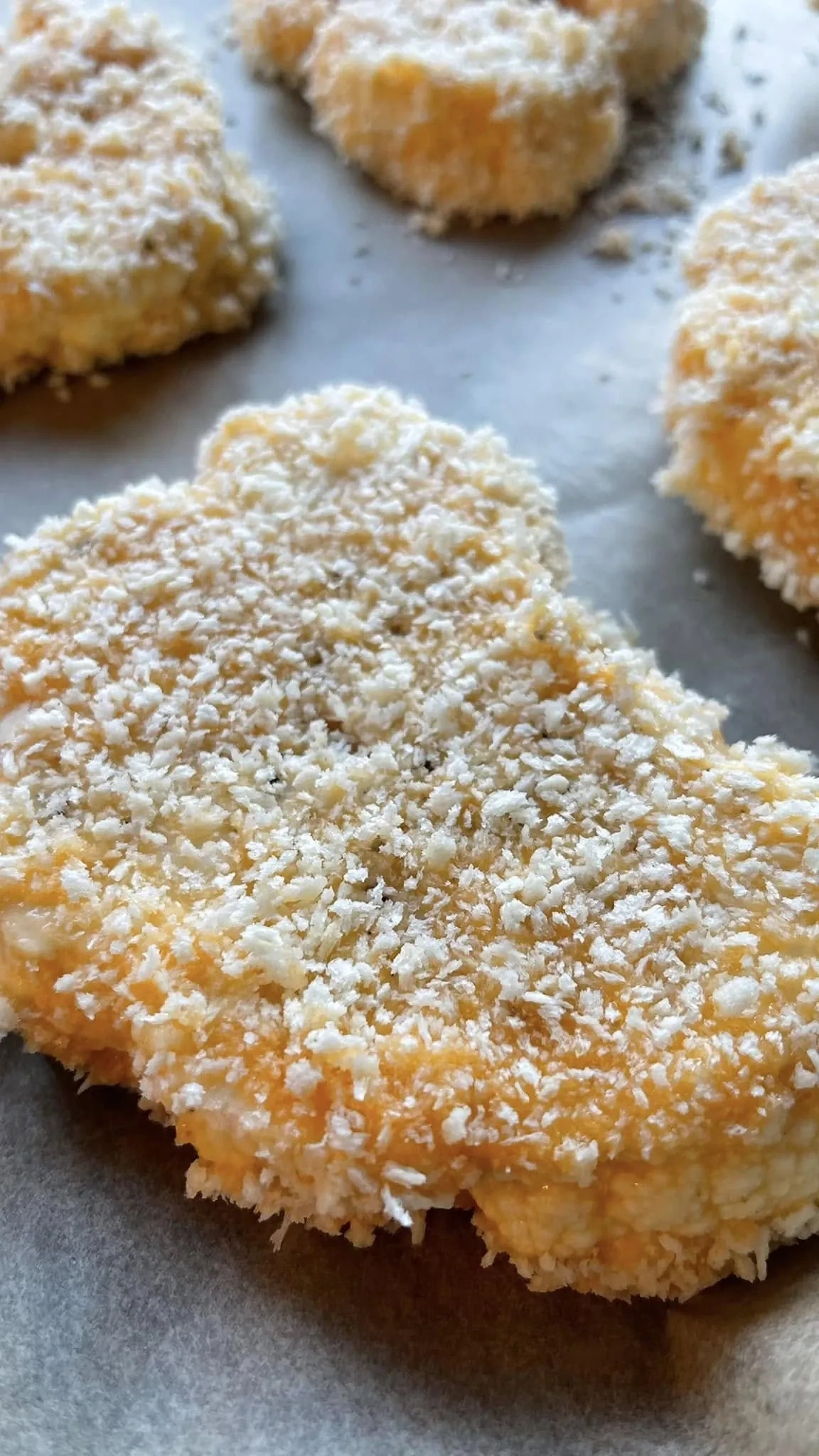 Kepti kalafiorai orkaitėje su pomidorais ir sūriu