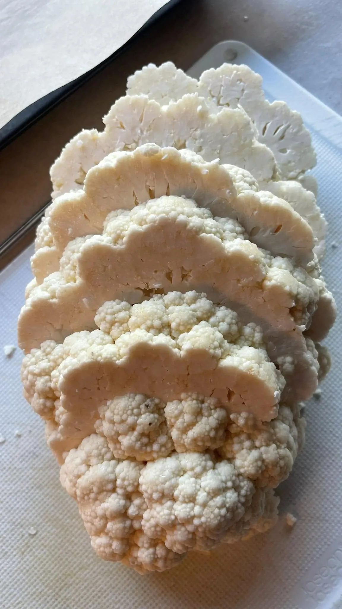 Kepti kalafiorai orkaitėje su pomidorais ir sūriu