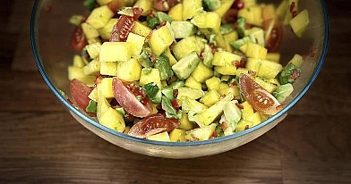 Gaivi mango salsa su pomidorais ir avokadu