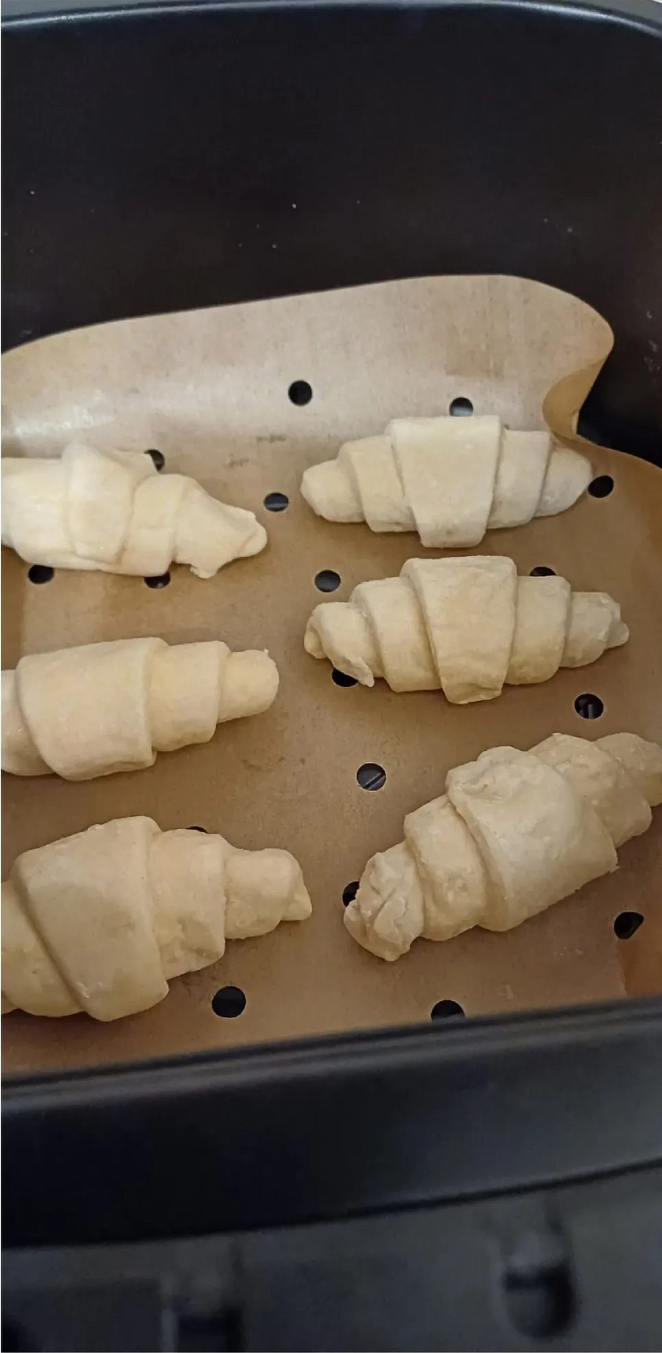 Šaldyti mini kruasanai, kepti karšto oro gruzdintuvėje