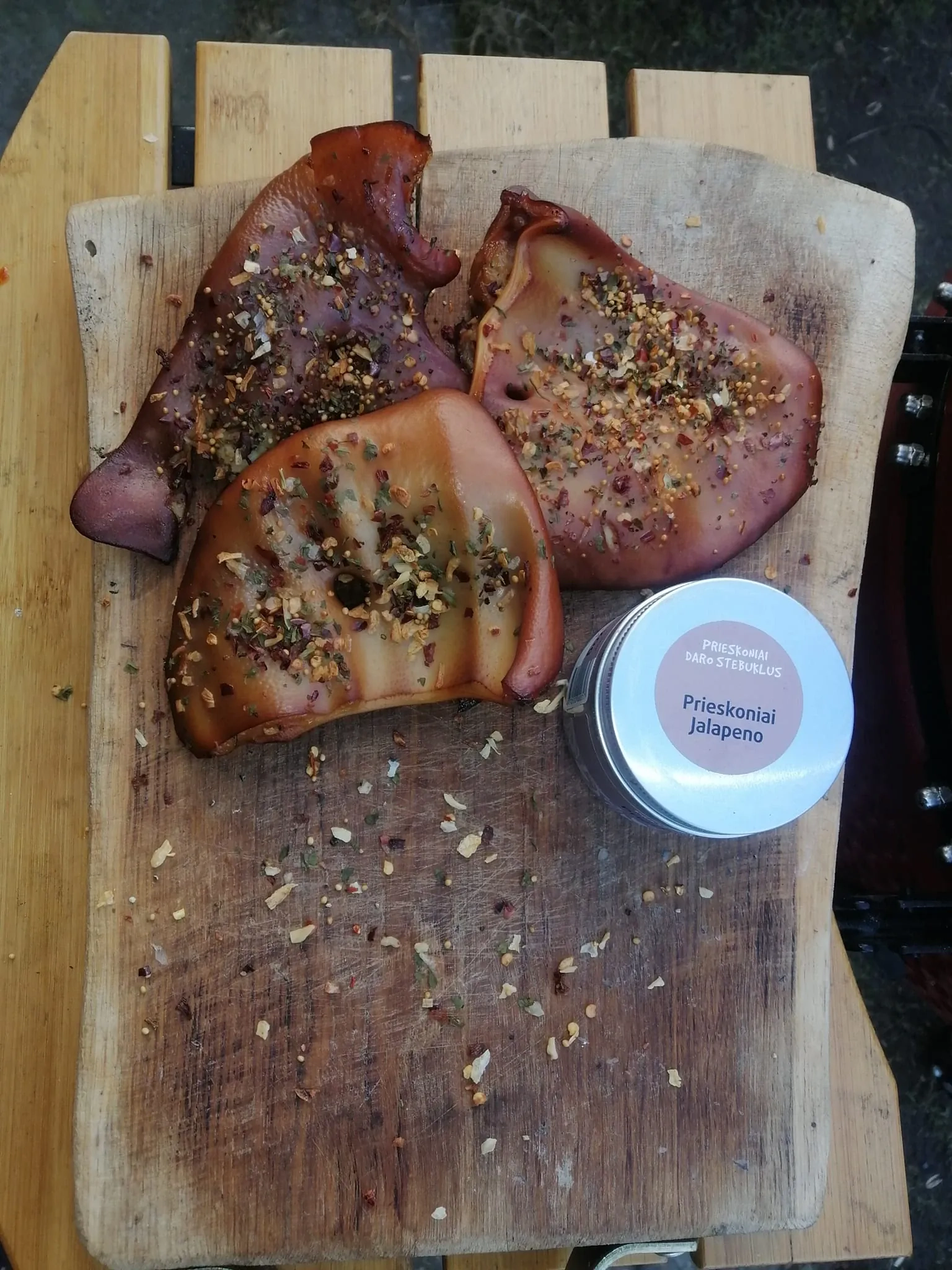 Rūkytos kiaulių ausys, kamado tipo grilyje