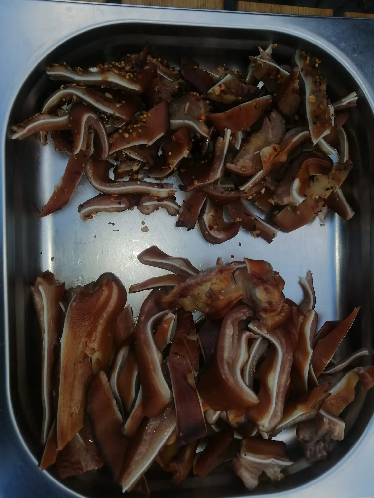 Rūkytos kiaulių ausys, kamado tipo grilyje