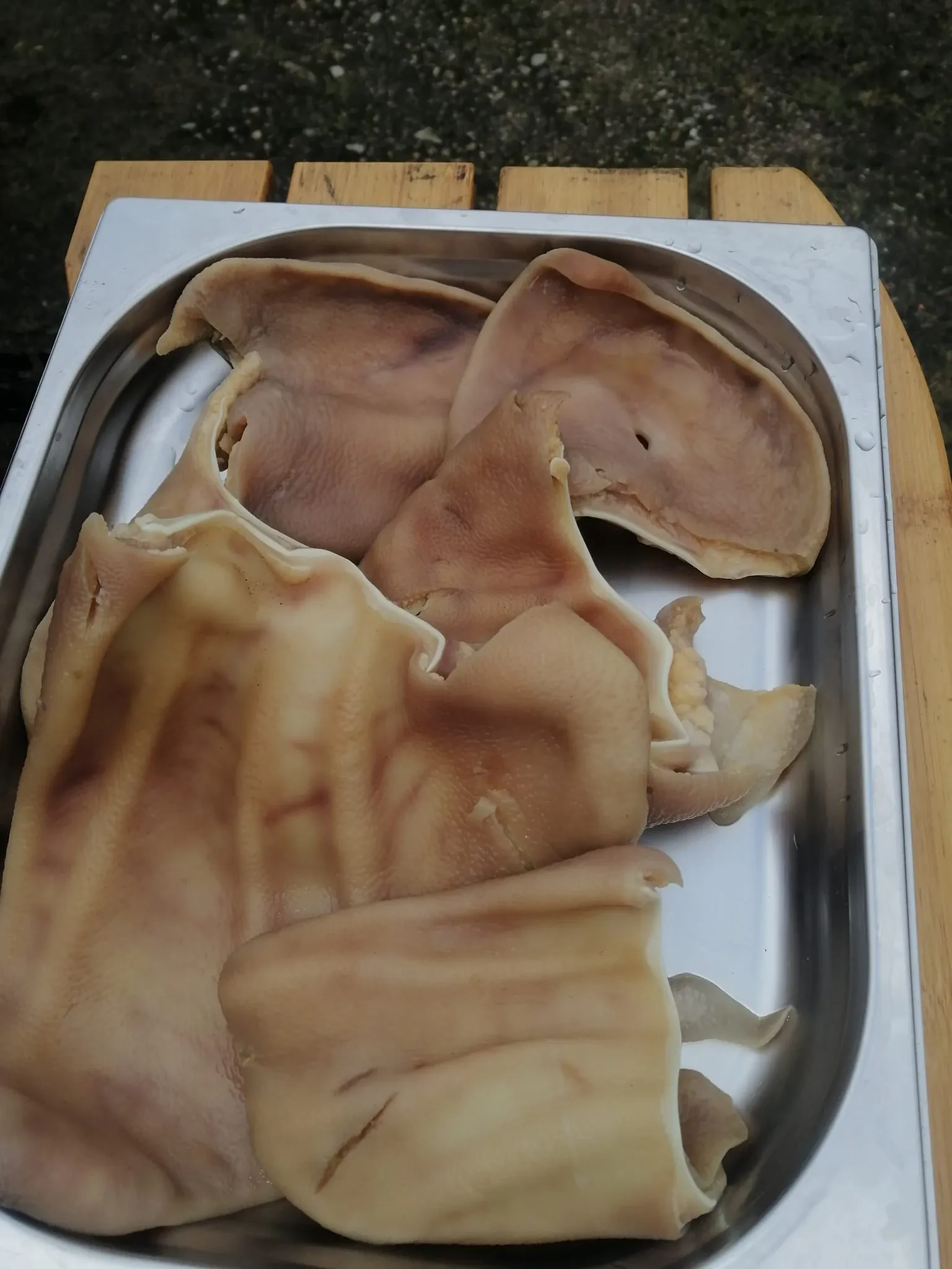 Rūkytos kiaulių ausys, kamado tipo grilyje