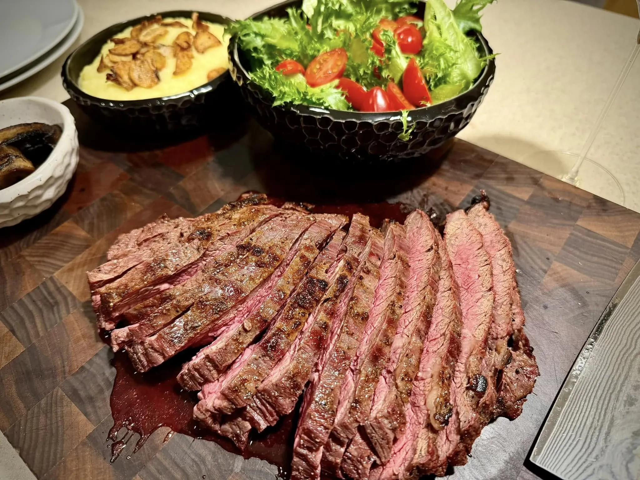 Jautienos nugarinės steikas, keptas kamado tipo grilyje