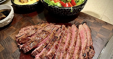 Jautienos nugarinės steikas, keptas kamado tipo grilyje