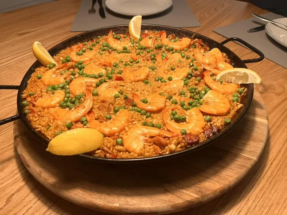 Paelija su krevetėmis, kepta kamado tipo grilyje