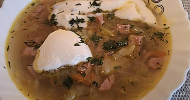 Kaimiška kopūstų sriuba su rūkytomis dešrelėmis