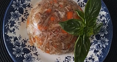 Vištienos šaltiena su želatina ir morkomis