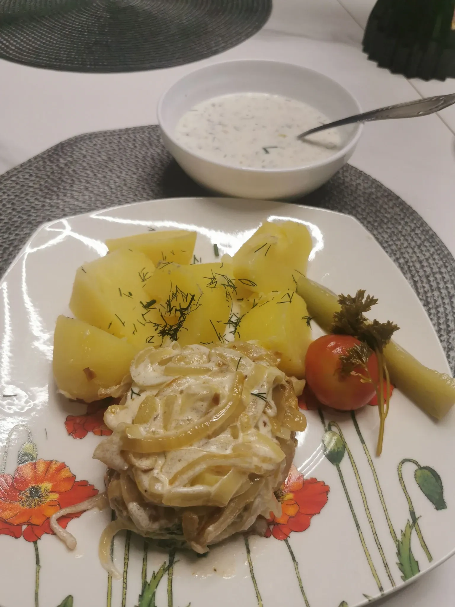 Kepta žuvis su svogūnų, grietinėlės ir sūrio viršūne (pataluose)