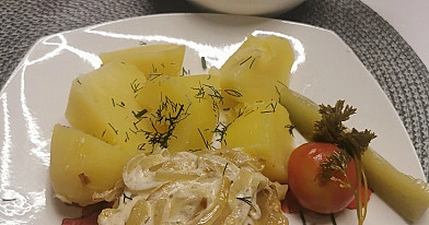 Kepta žuvis su svogūnų, grietinėlės ir sūrio viršūne (pataluose)