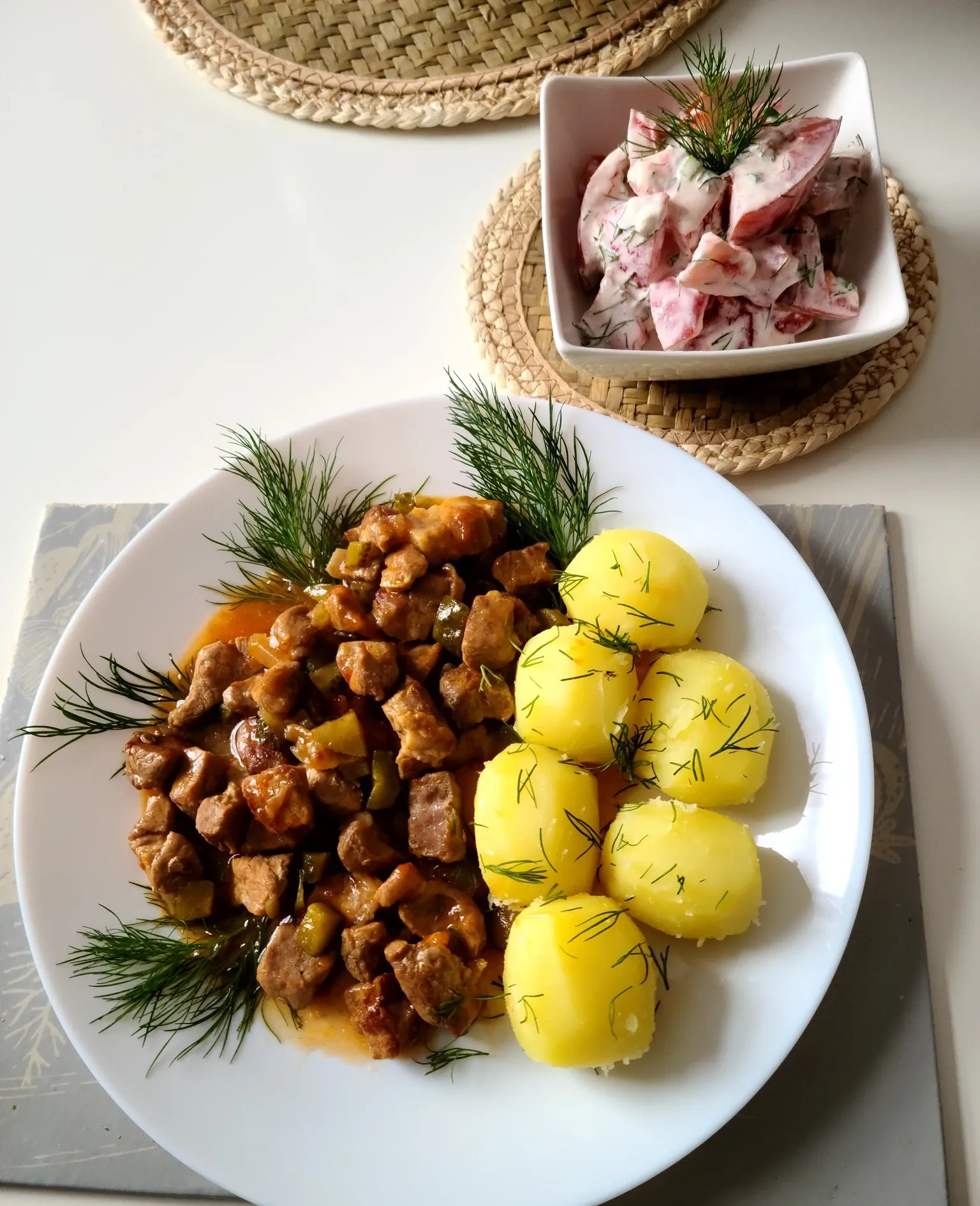 Kiaulienos guliašas su raugintais agurkais