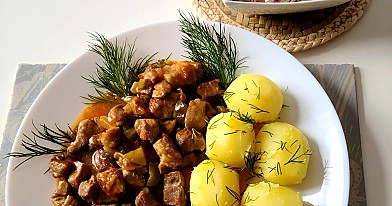 Kiaulienos guliašas su raugintais agurkais