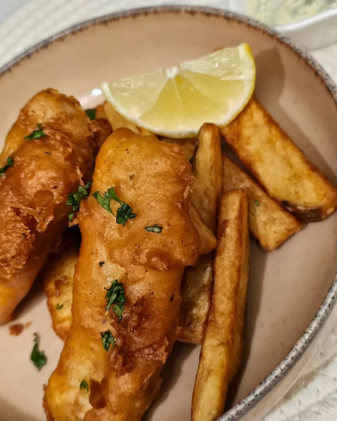 Fish & Chips - kepta žuvis alaus tešloje su bulvytėmis fri