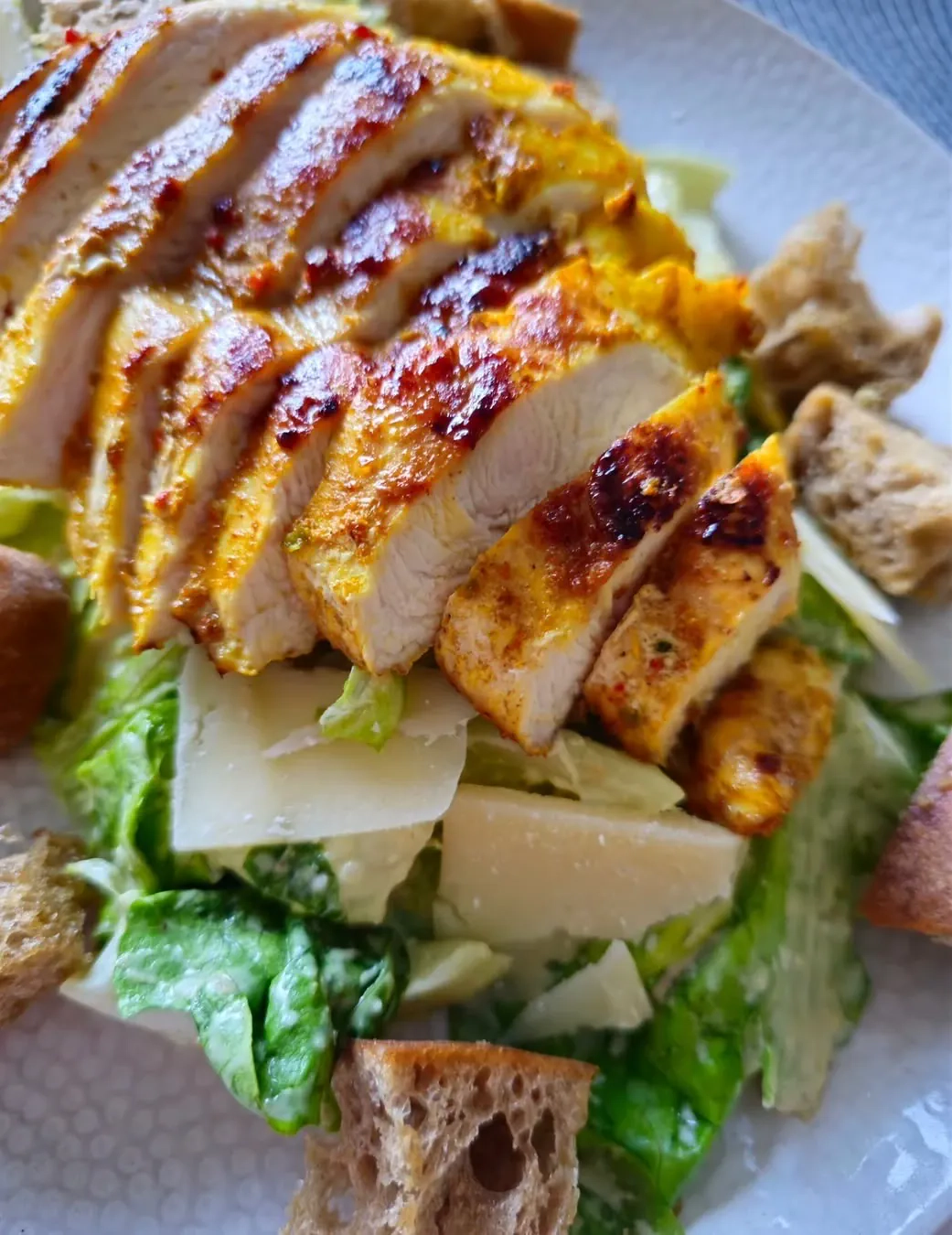 Cezario salotos su kepta vištiena ir skrebučiais