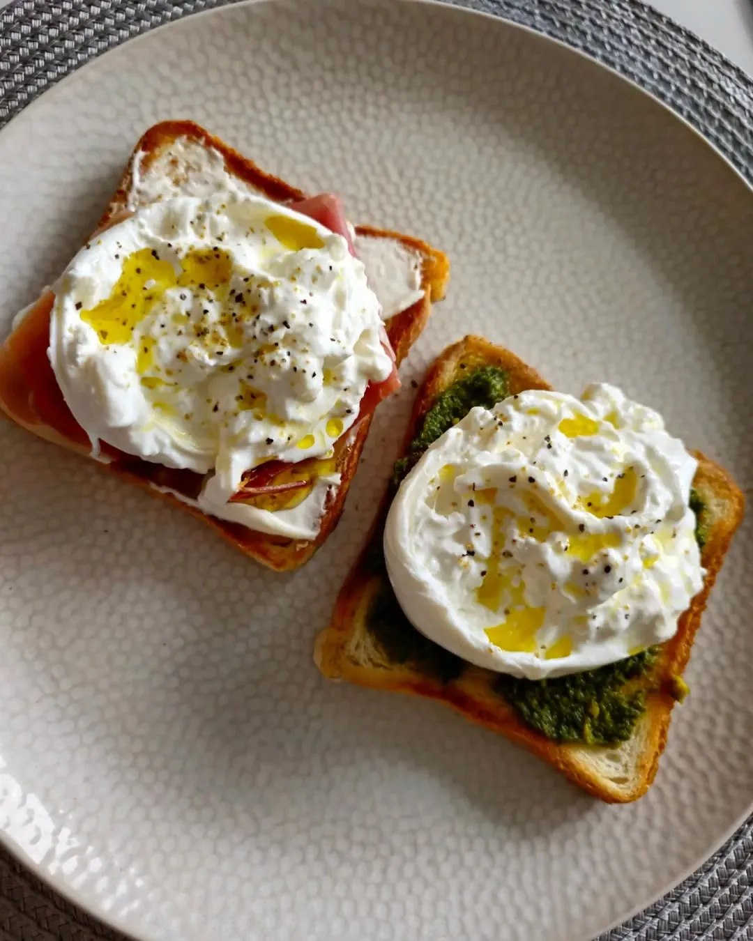 Skrudinto batono sumuštiniai su serano kumpiu ir burrata sūriu